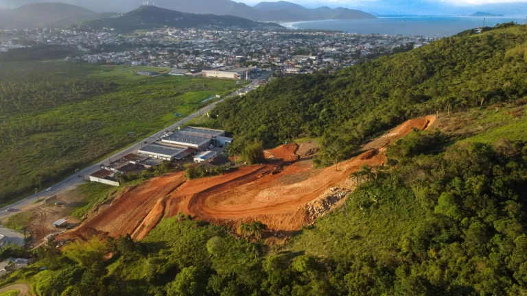 Imagem Terreno 2.094,88m² no Cond. Pôr do Sol, Centro de Garopaba-SC: Invista Já!