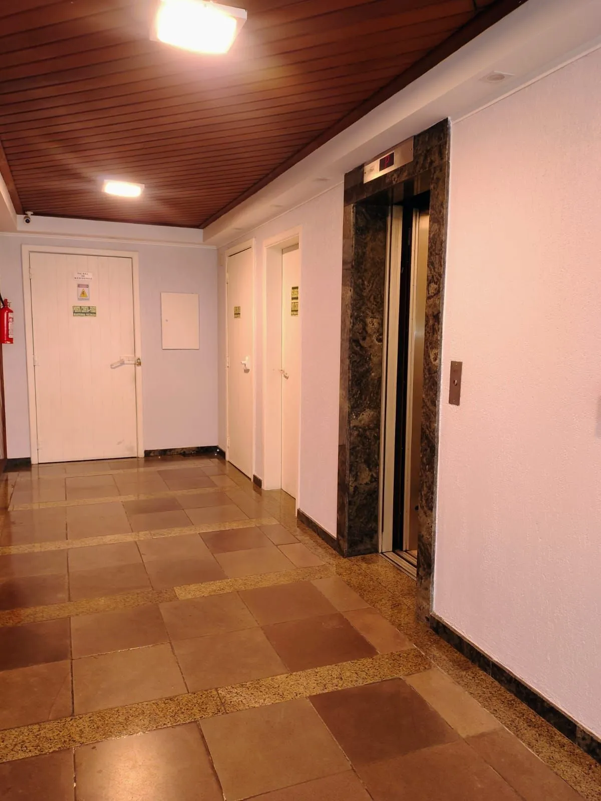Imagem Sala ampla pois é ligada a outra ao lado do Colégio Santa Inês perto do Zaffari.