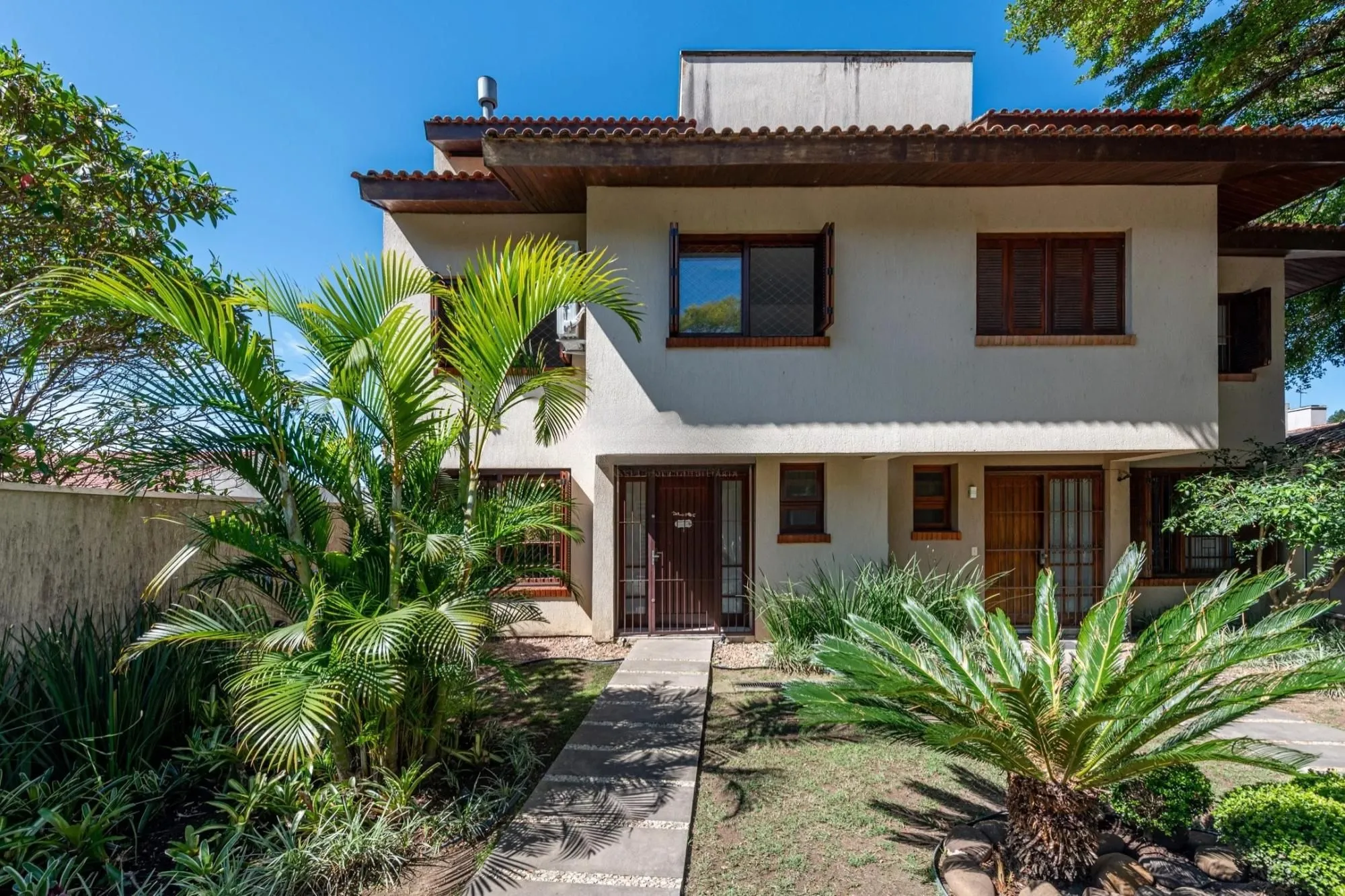 Imagem Casa em condomínio com 3 dormitórios, suíte e 2 vagas.