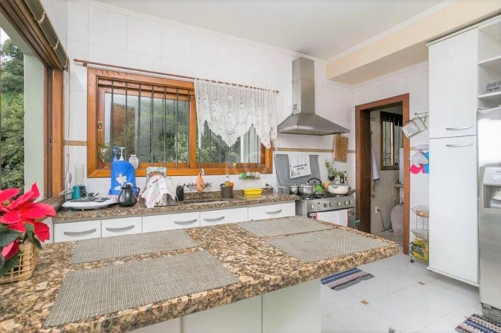 Imagem Casa para Venda - 279m², 3 dormitórios, sendo 1 suites, 4 vagas - Teresópolis