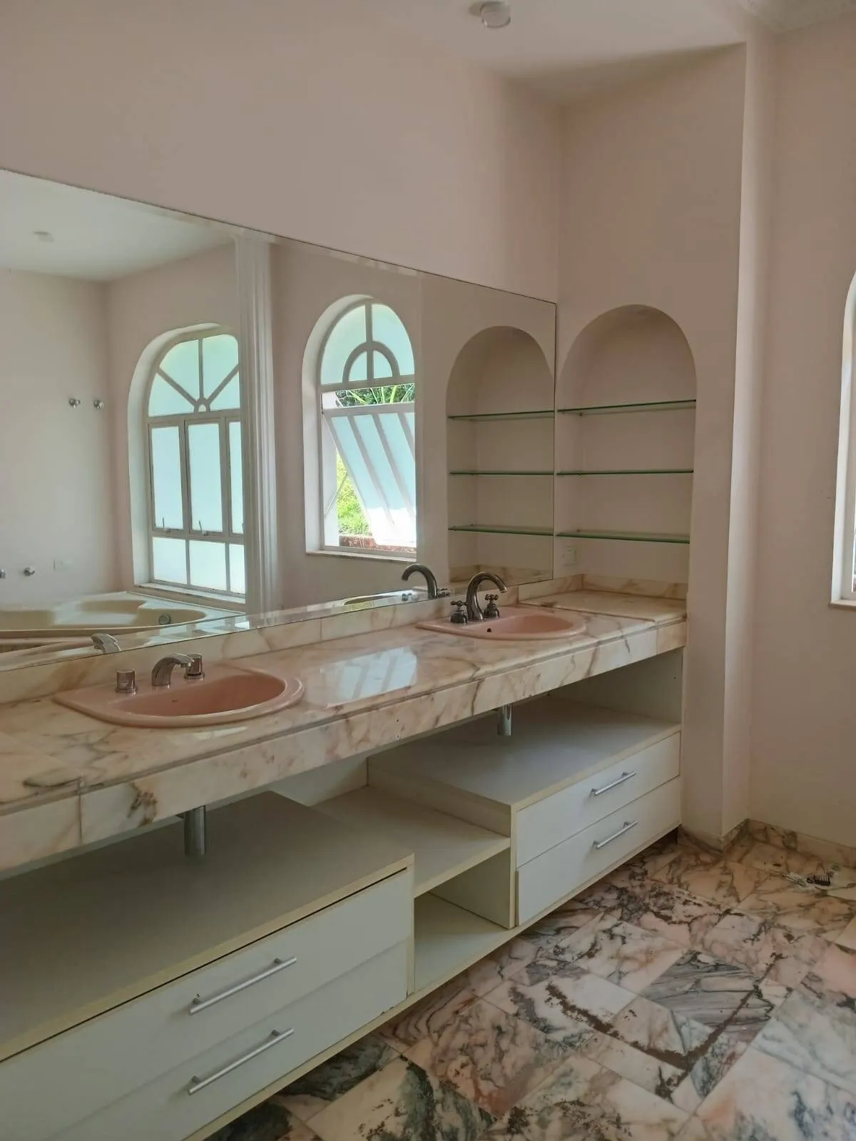 Imagem Casa dos Sonhos à Venda no Tamboré 1: Conforto, Lazer e Privacidade
