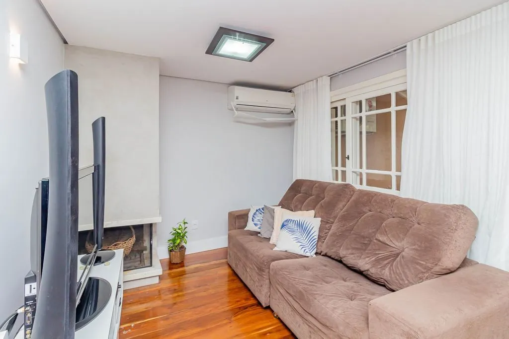 Imagem Casa de 3 dormitórios à venda no Bairro Serraria - Porto Alegre