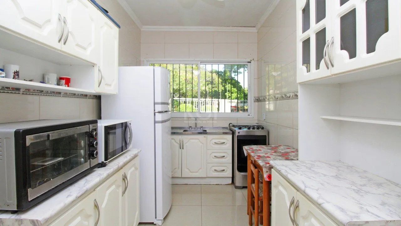 Imagem Casa térrea de 2 dormitórios e 3 vagas de garagem na Vila Ipiranga em Porto Alegre.