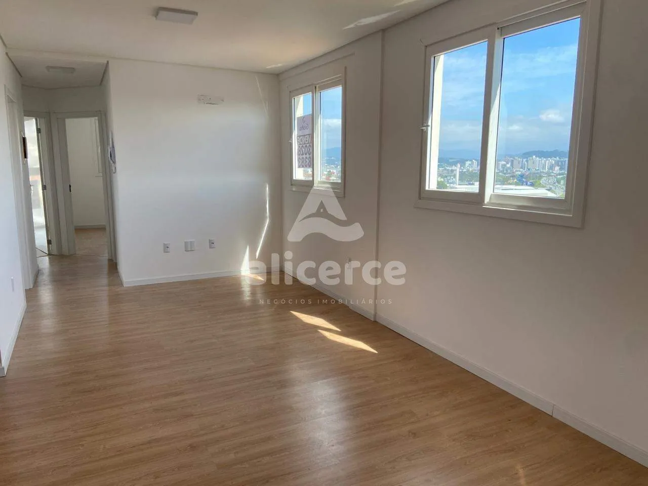 Imagem Apartamento para Locação em Coqueiros com 2 Dormitórios, 1 Suíte e Sol o Dia Todo