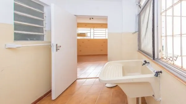 Imagem Vende-se apartamento com 3 quartos (1 suíte), 97 m² e 1 vaga - Bom Fim
