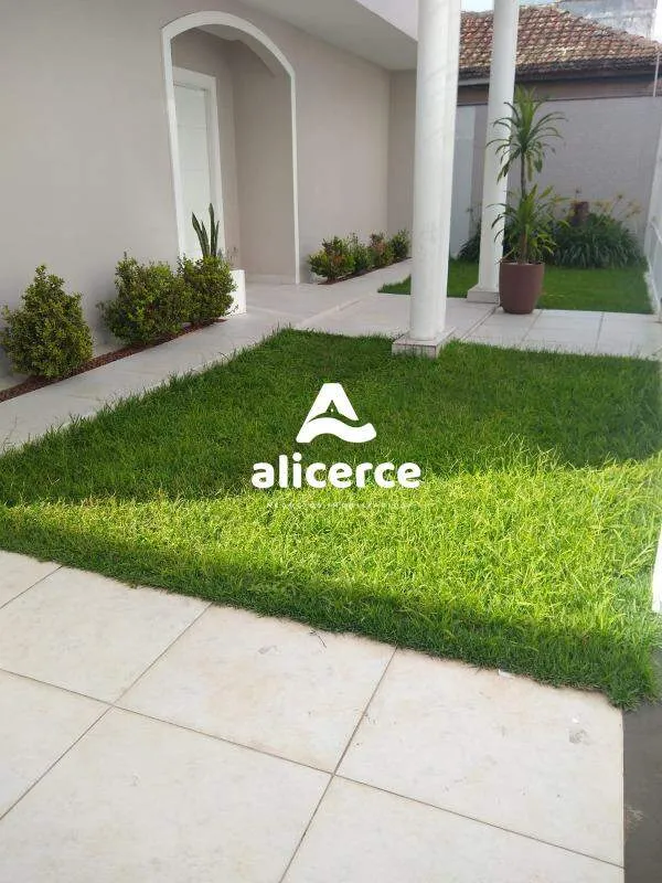 Imagem Casa ampla a 1 quadra da Beira-Mar Continental | 3 Dormitórios I 4 Vagas de Garagens I Piscina no bairro Estreito - Florianópolis/SC