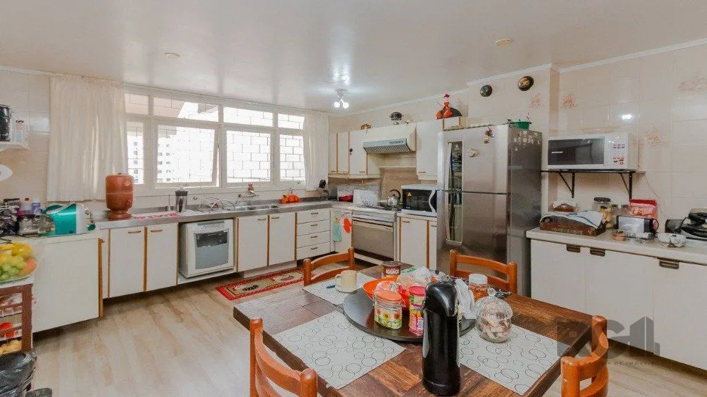 Imagem Casa 394m², 4 dormitórios, 4 vagas no bairro Cristo Redentor