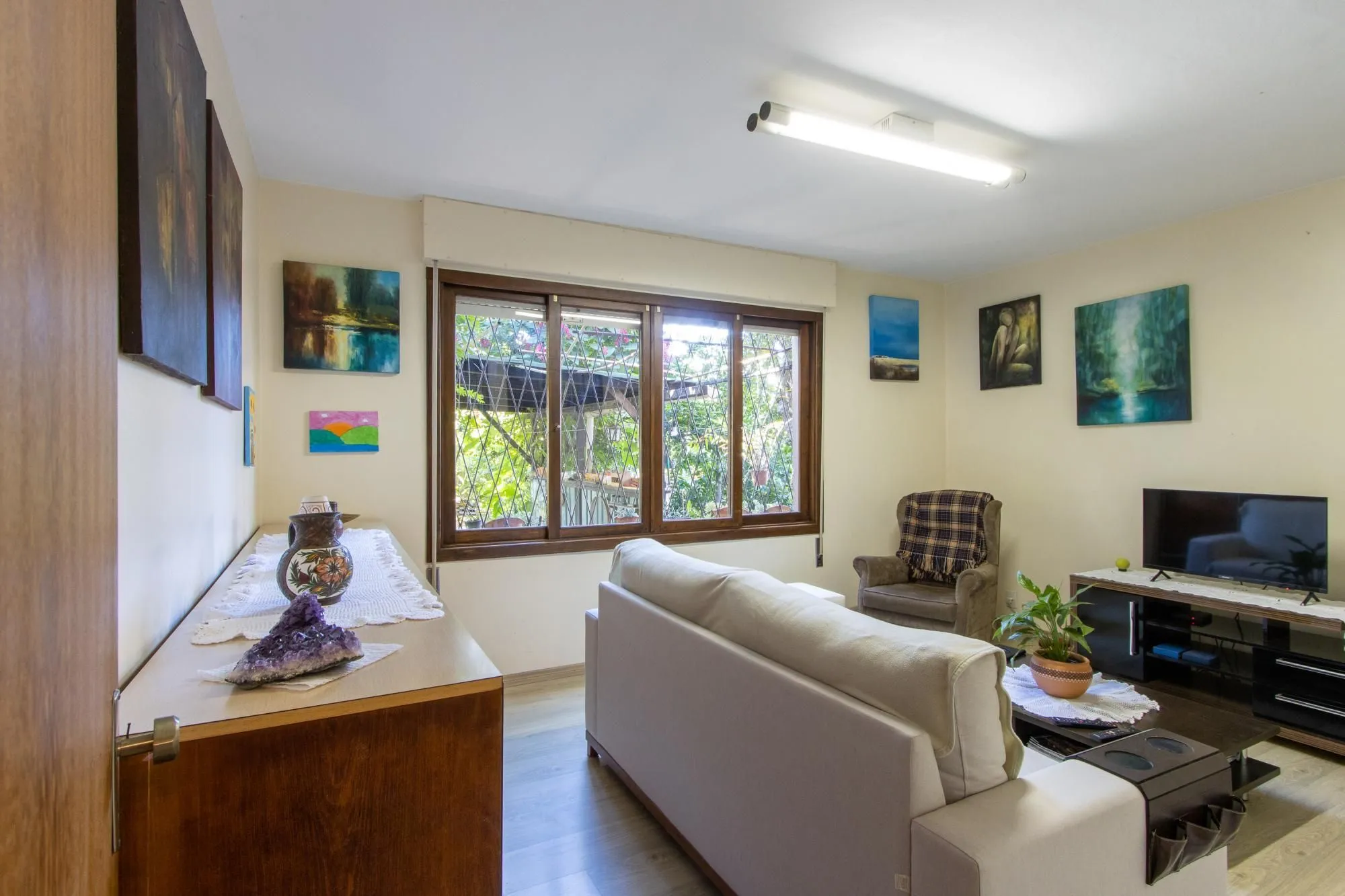 Imagem Casa de Alvenaria, possui 3 dormitórios, uma suíte, hall de entrada, lavabo, living com lareira, cozinha ampla com armários, área gourmet com churrasqueira, corredor, pátio e 4 vagas de garagem, uma construção em anexo que possui hall de entrada, lavabo, 