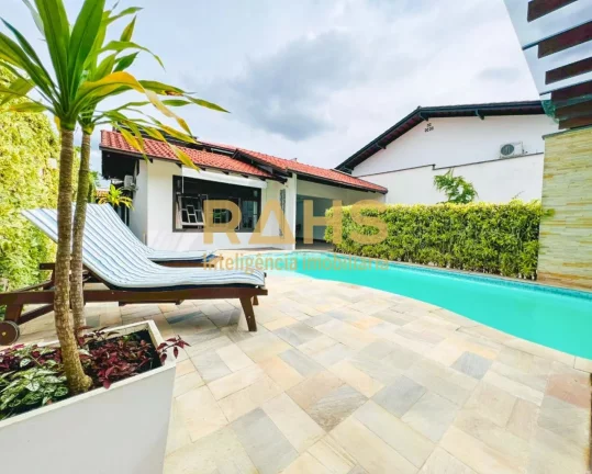 Linda casa semi-mobiliada e climatizada com 3 suítes, escritório, 2 vagas de garagem e completa á...