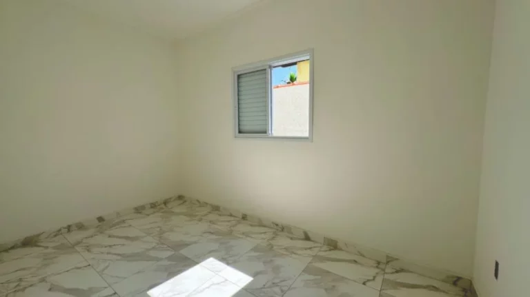 Imagem Casa térrea com 2 dormitórios sendo 1 suite. O imóvel está em condomínio fechado, proporcionando mais segurança e conforto aos moradores, você encontra á venda na Imobiliaria Consulte Imoveis.
