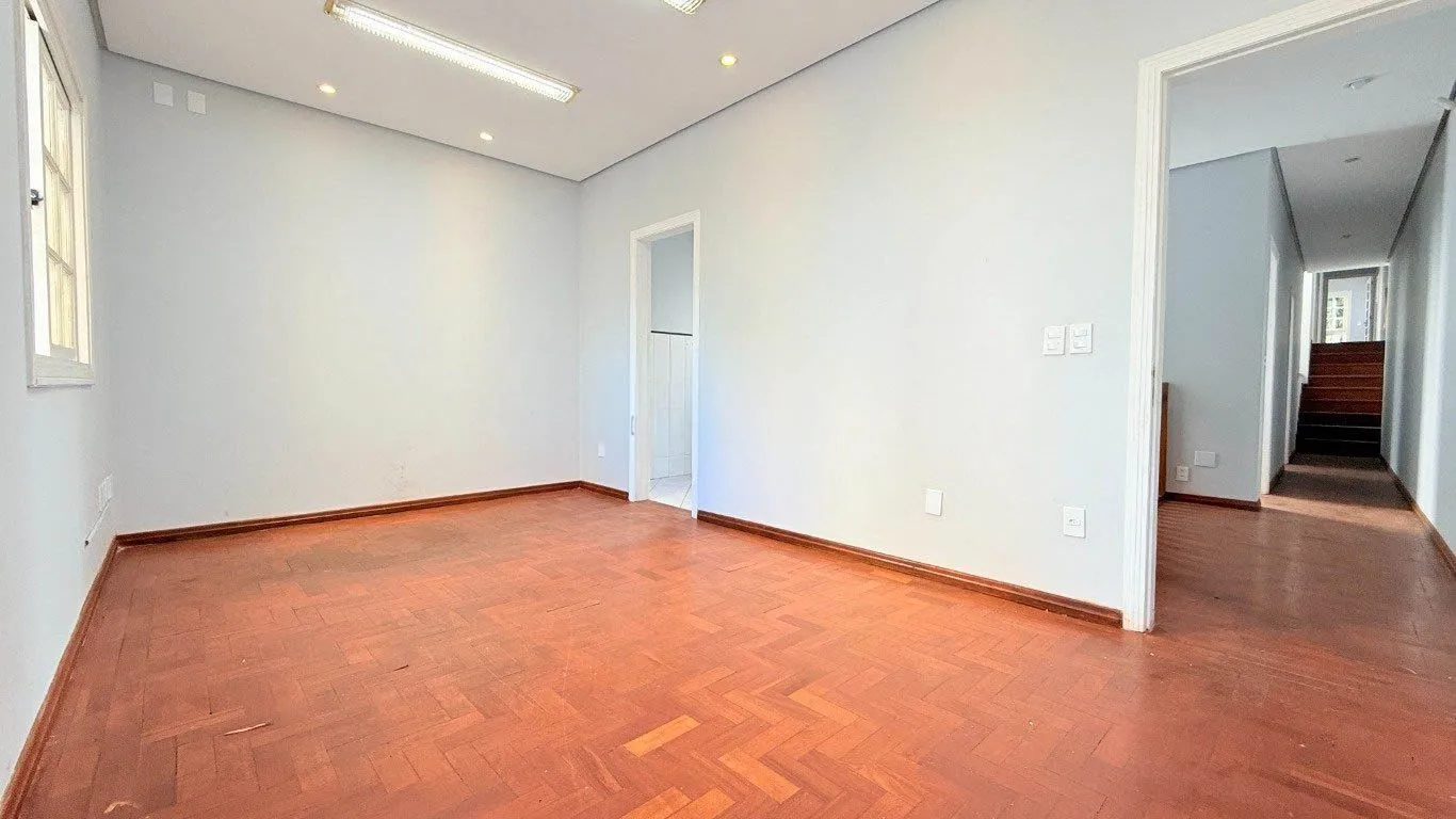 Imagem CASA 230m² 5 QUARTOS/SALAS, 3 VAGAS DE GARAGEM - USO RESIDENCIAL OU COMERCIAL