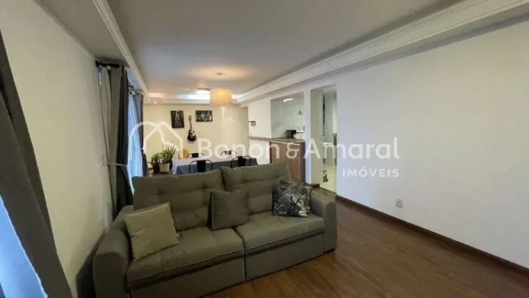 Imagem Este amplo apartamento em andar alto oferece excelente ventilação e uma vista livre para a cidade....