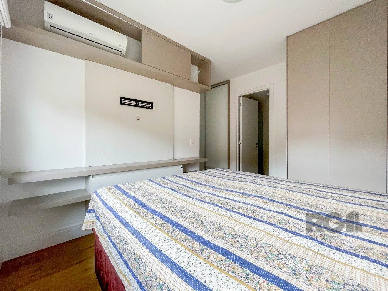 Imagem APARTAMENTO MOBILIADO 70M² DE 2 DORMITÓRIOS E 1 VAGA - BAIRRO MENINO DEUS