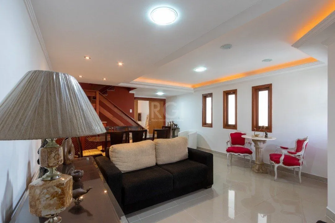 Imagem Casa para Venda - 247m², 3 dormitórios, sendo 1 suites, 4 vagas - Vila Nova