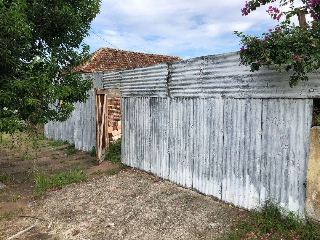 Imagem Terreno de 11x35 com projeto aprovado para duas casas de 167m2 com 3 dormitórios, amplo patio na frente e nos fundos.