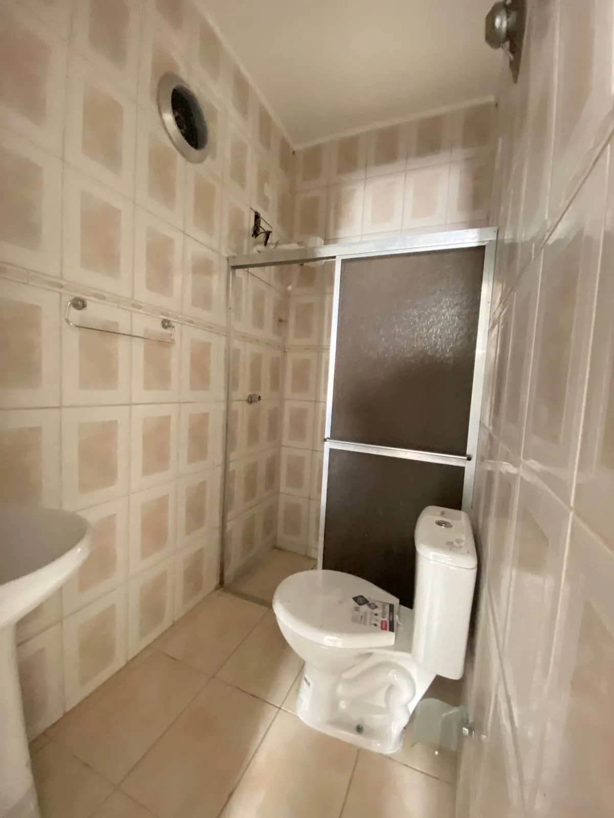 Imagem Casa de (3)três quartos, sendo uma suíte com duas vagas de garagem.