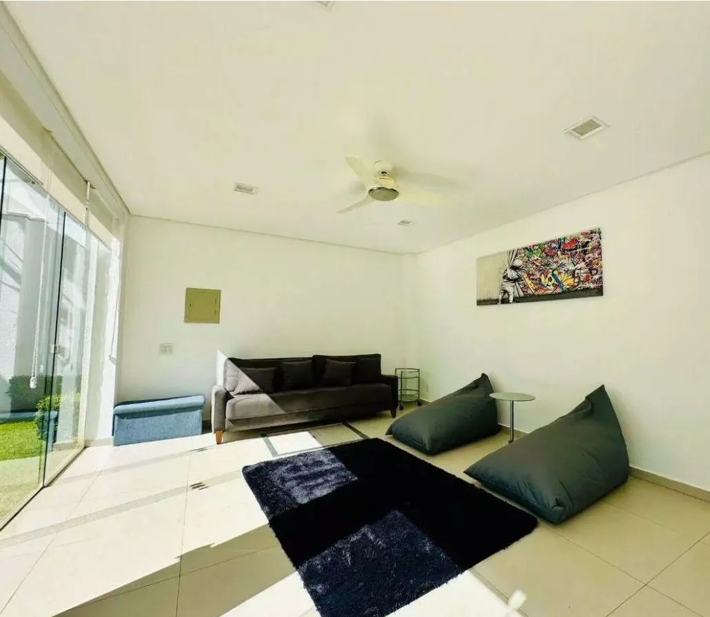 Imagem Sobrado de 683m² Mobiliado p/ VENDA OU LOCAÇÃO, Localizado no Alphaville Res. Zero - Barueri/SP!