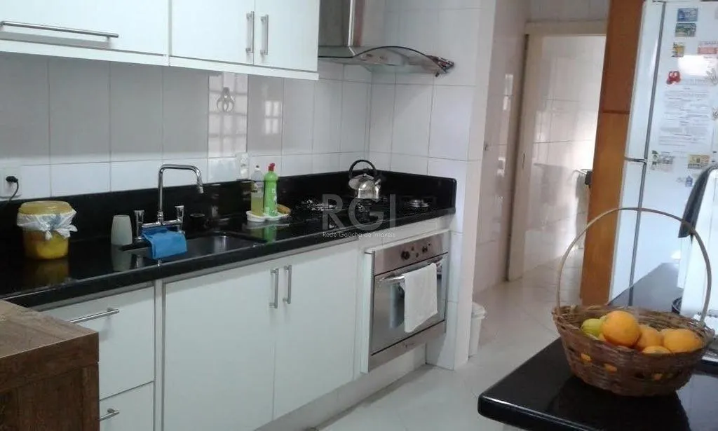Imagem Excelente casa em condominío de 350m² com 03 dormitórios sendo 02 suítes.