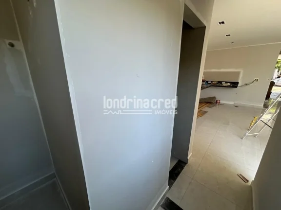 Imagem Sobrado moderno no Cond. Morada das Flores com 3 dormitórios (1 suíte), 2 vagas, 143m² construídos em terreno de 128m². Entrega prevista para dezembro.
