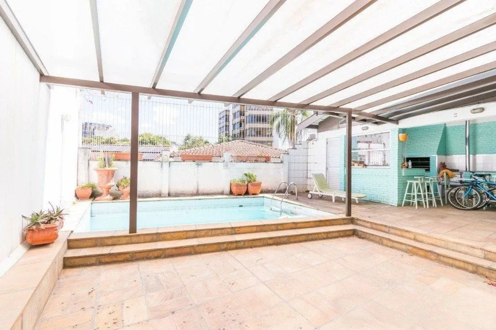 Imagem Casa de 333m² com 4 dormitórios, pátio com piscina, espaço gourmet com churrasqueira e 4 vaga de garagem no bairro Passo da Areia