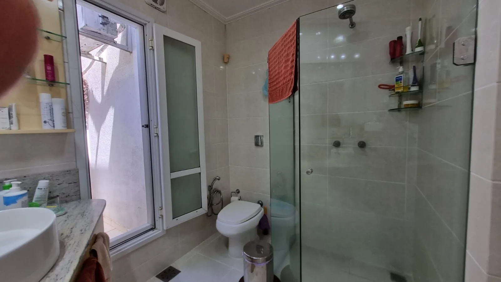Imagem Casa Espetacular com Vista Deslumbrante, Reformada por Arquiteto de 2 dormitórios, suíte, próximo a PUC e Carrefour no bairro Partenon em Porto Alegre/RS/