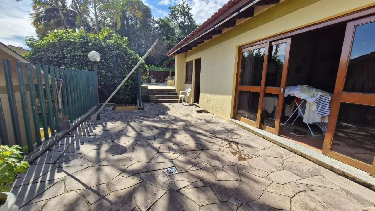 Imagem Casa de Cinema na Glória, com 500m² de área privada, 3 dormitórios, piscina, horta, lareira, elevador, gradeada 4 garagens