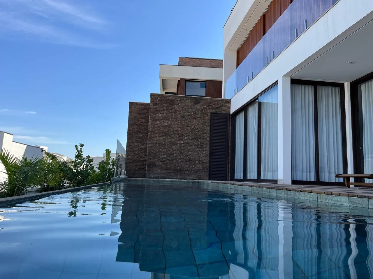 Imagem Casa de Luxo Decorada em Alphaville Nova Esplanada IV ? Vista para a Reserva e Porteira Fechada