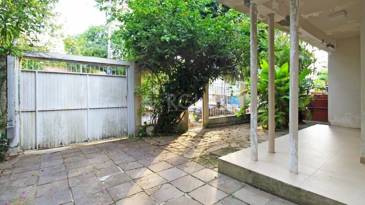 Imagem Casa com quatro (4) dormitórios, duas (2) vagas de garagem, no bairro Passo da Areia em Porto Alegre.