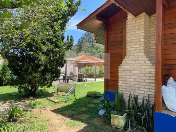 Imagem Casa de madeira com belo jardim 3 quartos sendo um suíte, 5 vagas. Rústico que encanta!