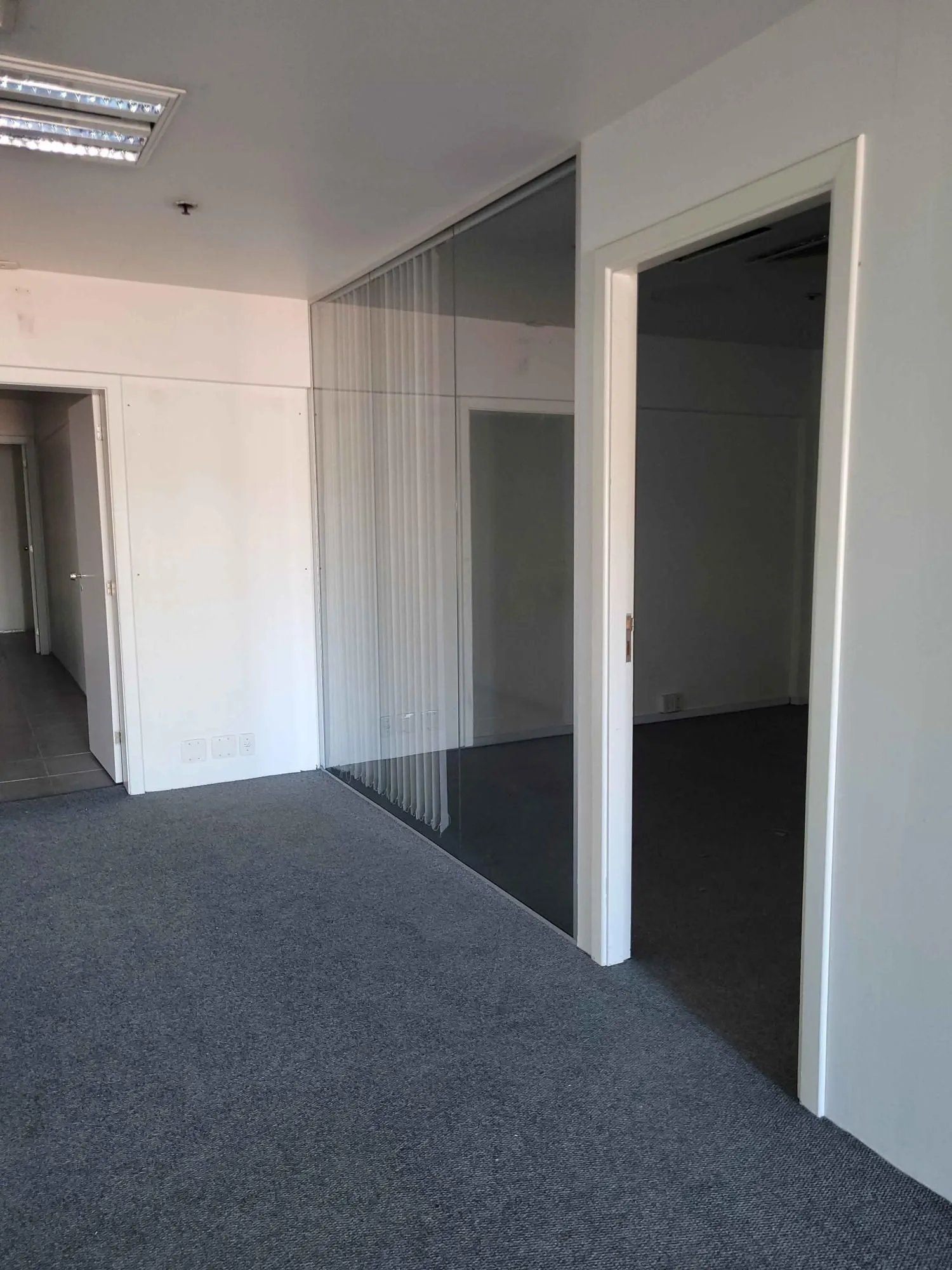 Imagem MÁFFER IMÓVEIS ALUGA CONJUNTO COMERCIAL COM 545M² DE ÁREA PRIVATIVA E 2 VAGAS DE GARAGEM Excelente conjunto comercial, localizado em região estratégica com grande fluxo de veículos e pedestres, ideal para empresas, clínicas, escritórios corporativos ou in
