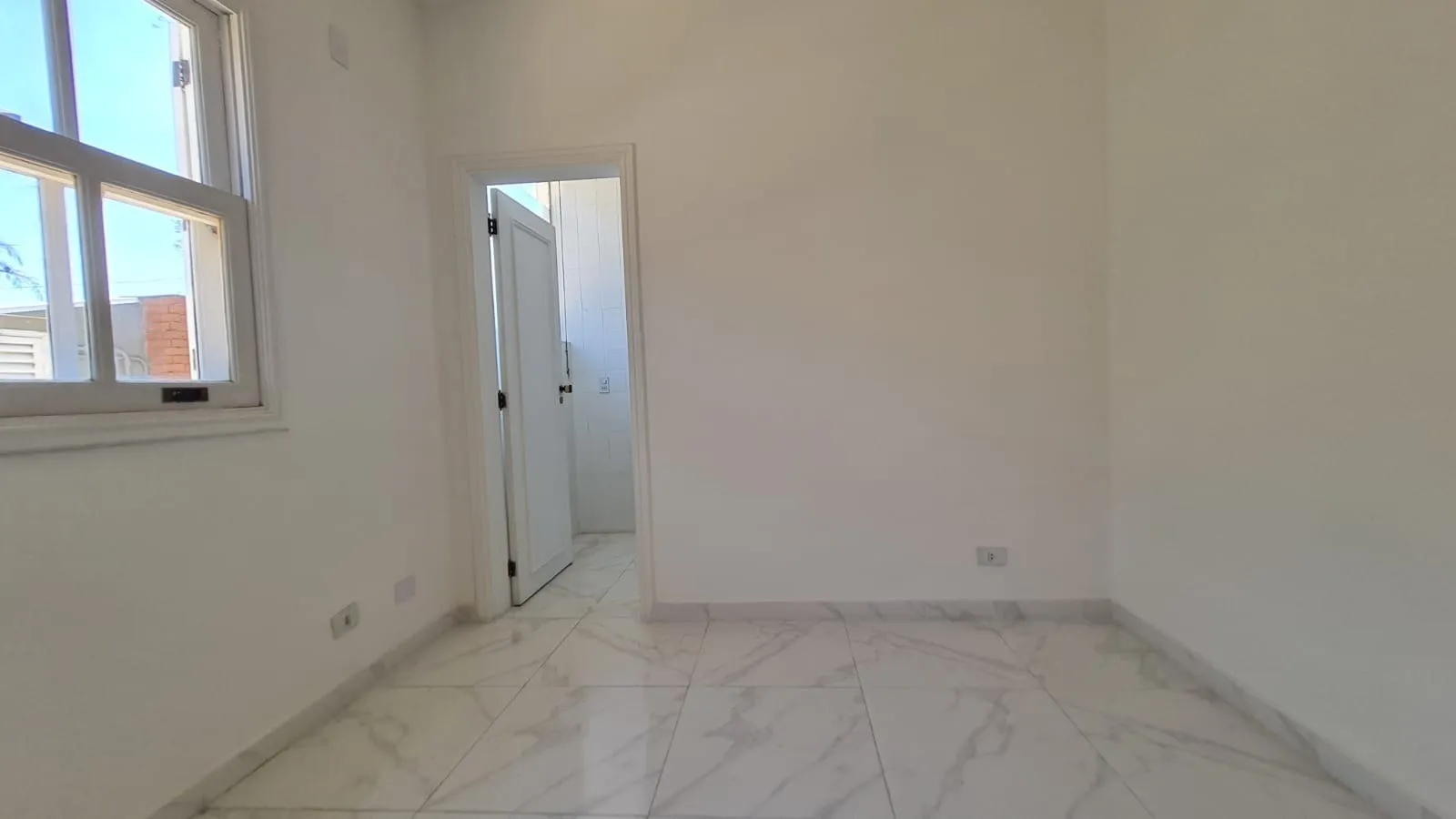 Imagem Mansão Exclusiva no Residencial 5 Alphaville com 620 m² construídos, cinema privativo e área de lazer completa.