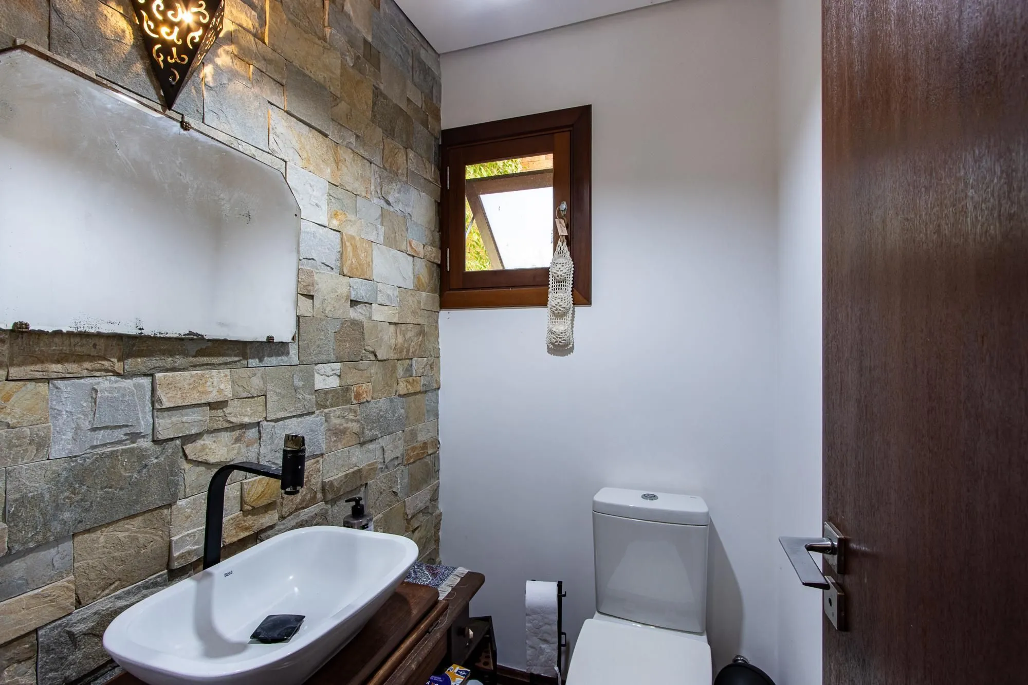 Imagem Casa no Condominio Terra Ville. 3 suites, com fundo para o lago.