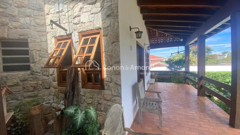 Imagem Casa rústica no San Conrado, com varanda e lindo jardim frontal. 
Terreno amplo de 764 m², com gra...