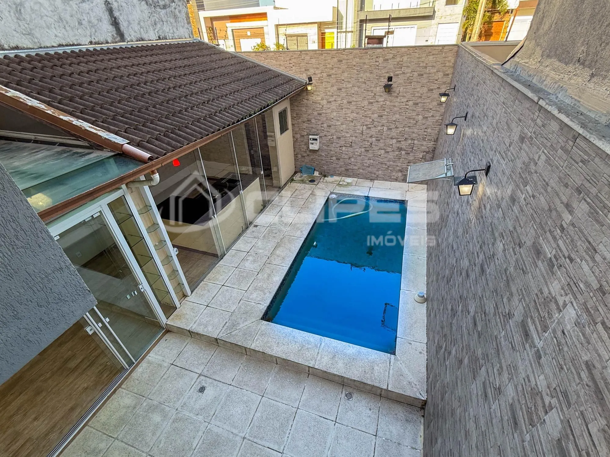 Imagem Sobrado para Venda - 140m², 3 dormitórios, sendo 1 suites, 2 vagas - Hípica
