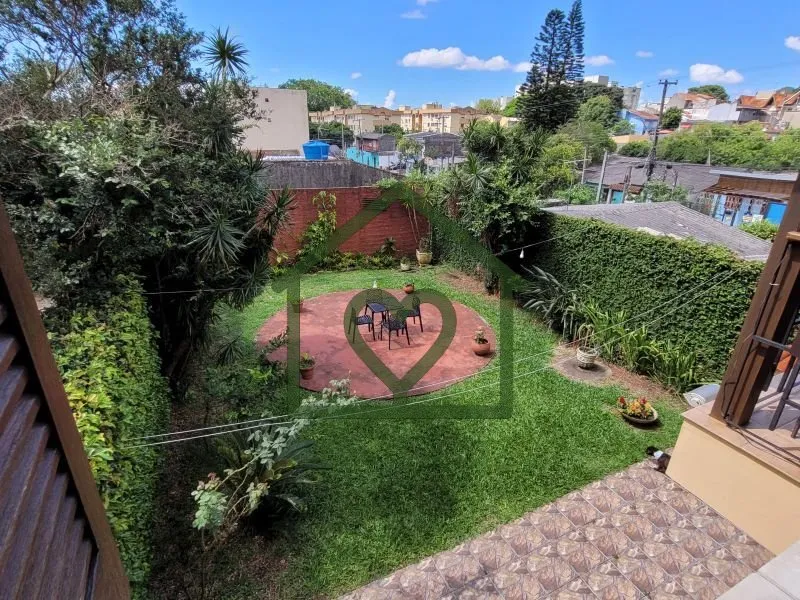 Imagem Casa estilo " tradicional", sólida, construída p/ morar e ter muita história, como disse o propri...