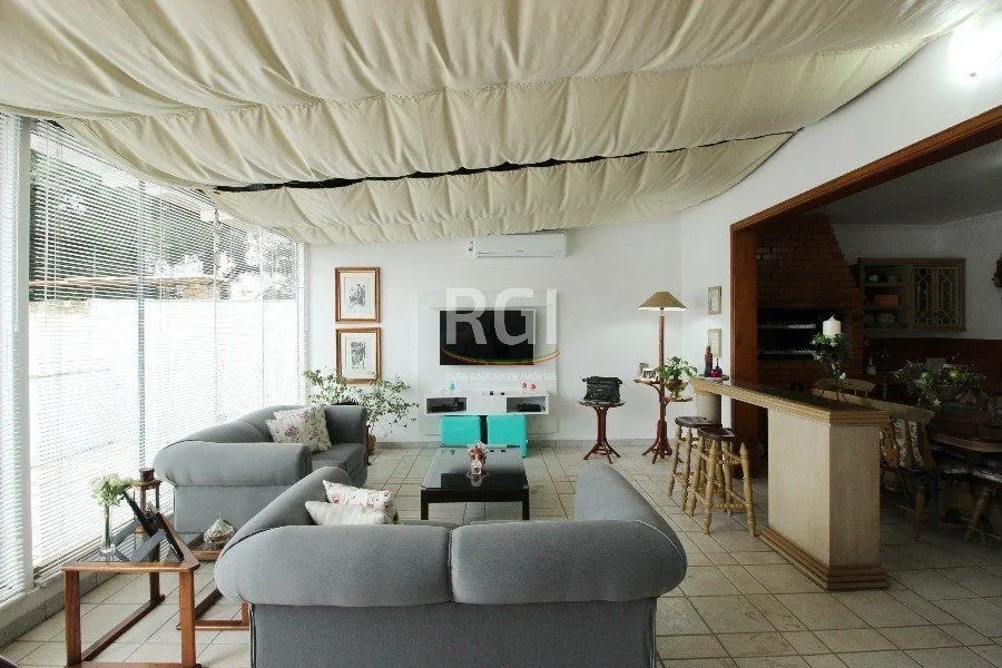 Imagem Casa para Venda - 280m², 3 dormitórios, 2 vagas - Petrópolis