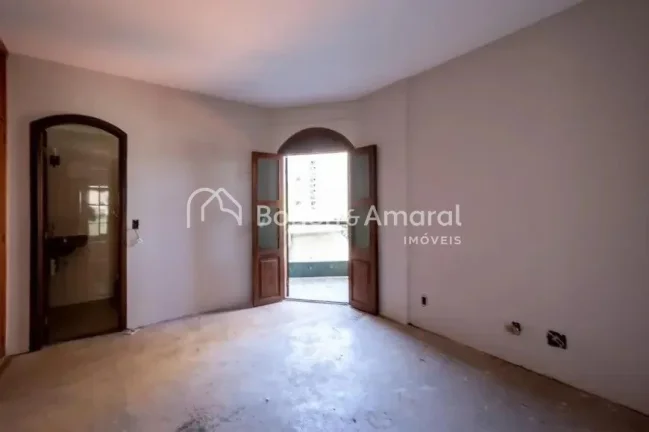 Imagem Apartamento aconchegante à venda, com 4 quartos, sendo 1 suíte, e 4 banheiros no total. Bem arejad...