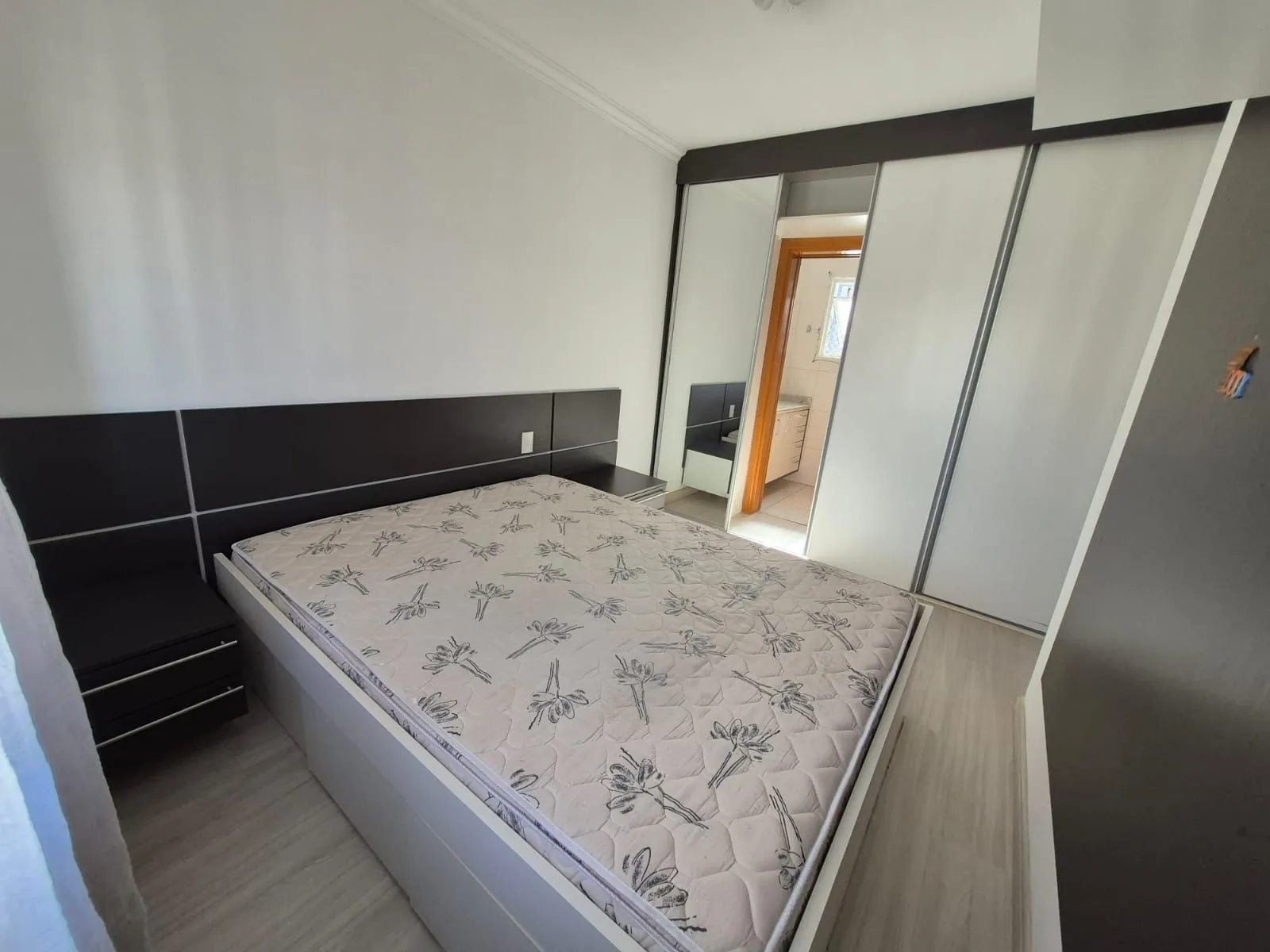 Imagem Apartamento no Centro de 2 dormitórios e 2 vagas DESOCUPADO