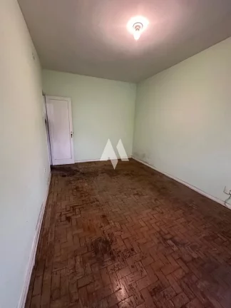 Imagem Sobrado à venda com 2 dormitórios e quintal no bairro do Macuco em Santos/SP
