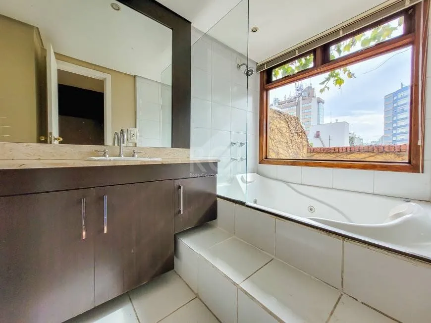Imagem Apartamento 94m² - semi mobiliado, 2 dormitórios, 1 suíte, terraço e 2 vagas de garagem no Moinhos de Vento