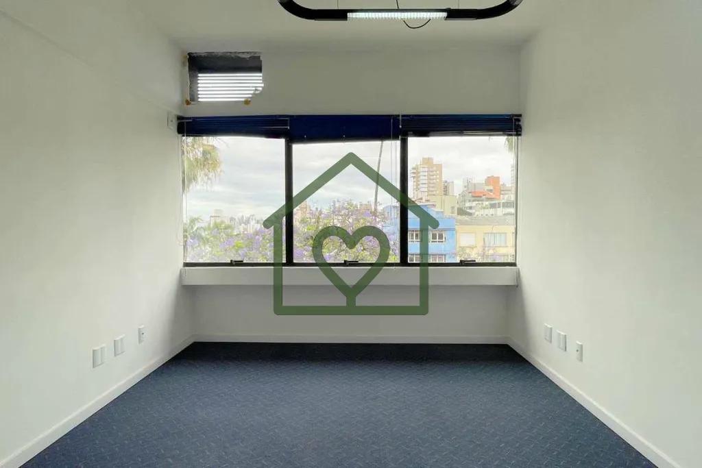 Imagem Sala comercial de 28m² à venda na Protásio Alves, bairro Petrópolis, com duas vagas de estaciona...