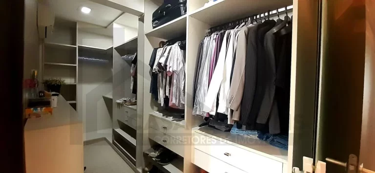 Imagem CASAL IMÓVEIS VENDE ED HORIZONTE II 250 M² 3 SUÍTES - MASTER BANHEIRO DULPO + 4 VGS ANDAR ALTO Fino acabamento e móveis de grife, tudo muito novo