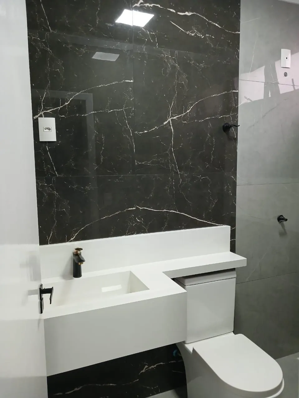 Foto do imóvel *Belíssima casa no Condomínio Perolas do Vale *3 três quartos Suíte *3 banheiro *S...