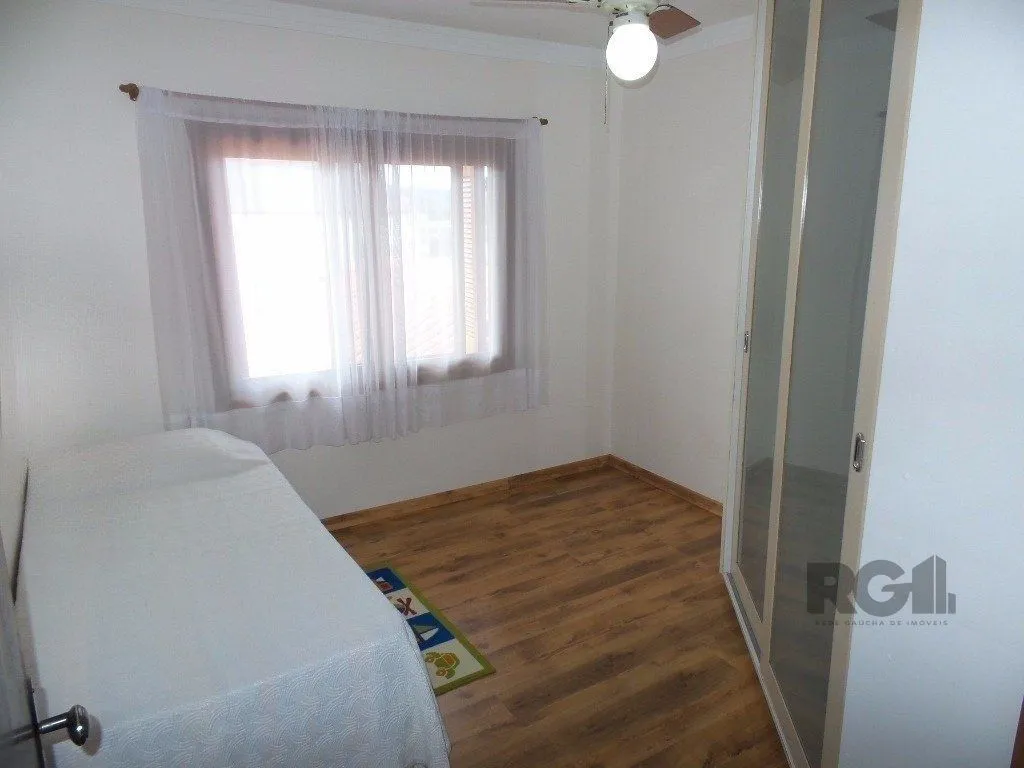 Imagem Excelente casa em condomínio com 3 dormitórios e 4 vagas.