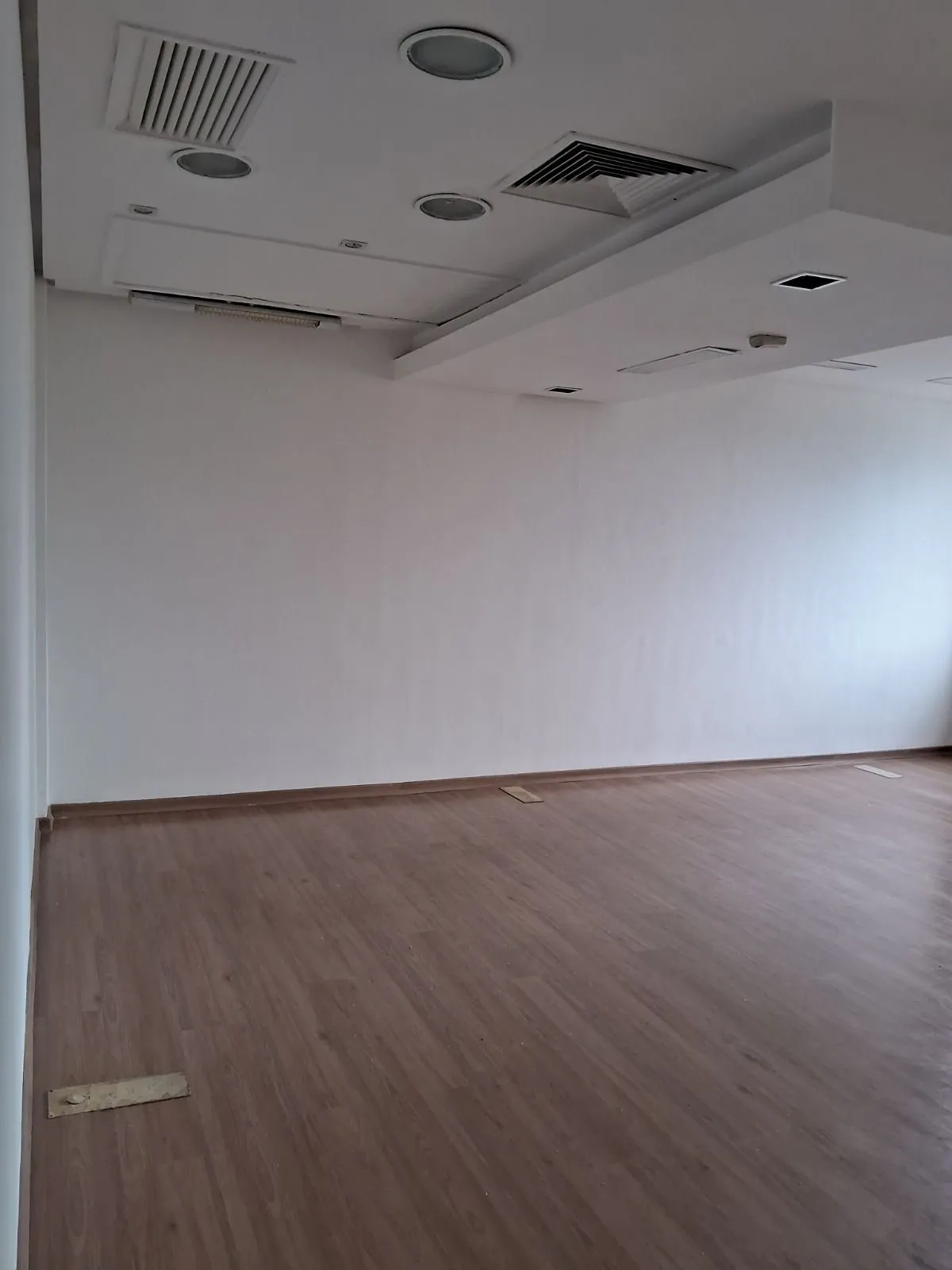 Imagem MÁFFER IMÓVEIS ALUGA Ampla Sala Comercial com Garagem localizada em região nobre e estratégica do bairro Auxiliadora, próxima à Av. Plínio Brasil Milano e Rua 24 de Outubro.