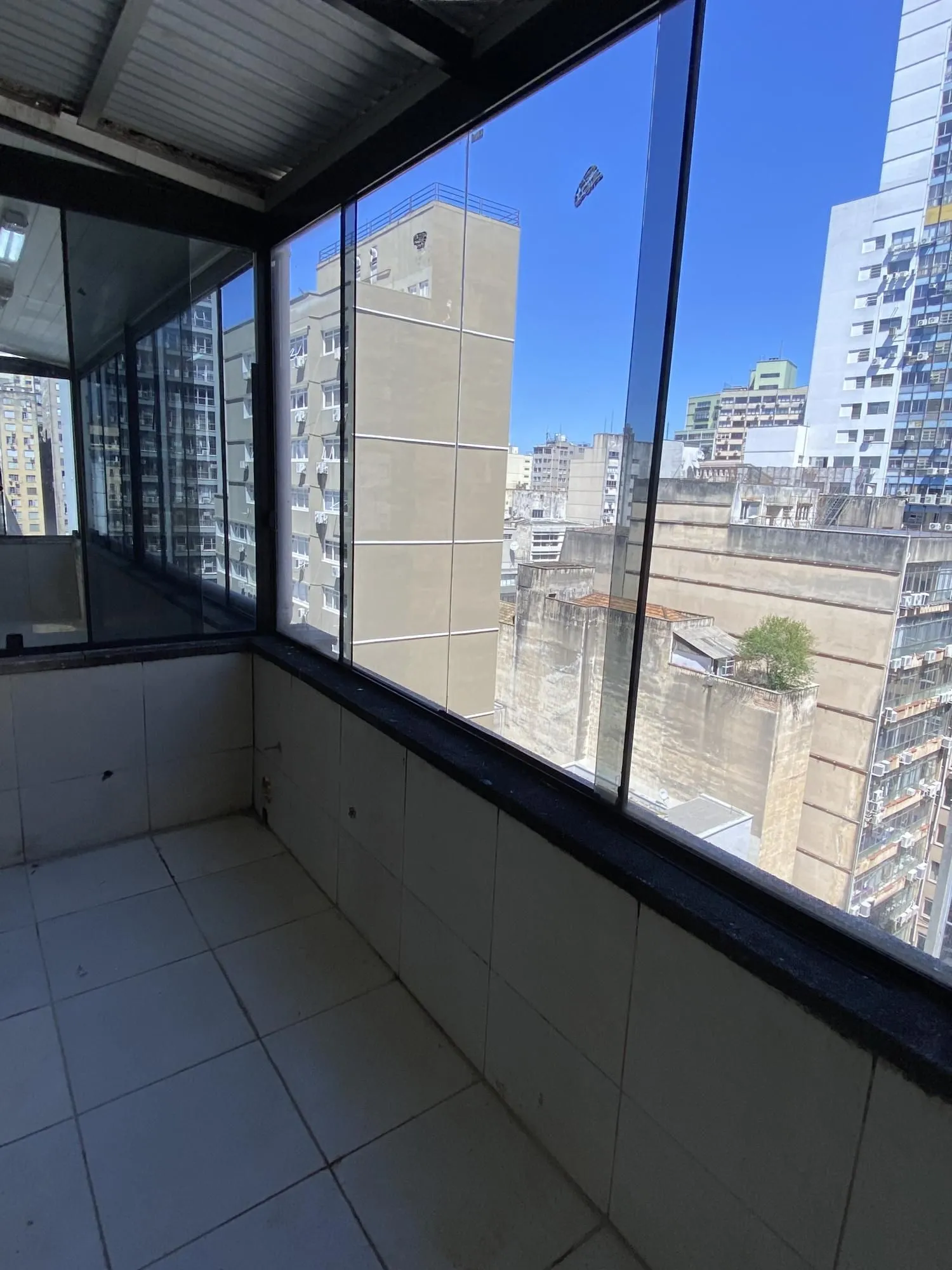 Imagem MÁFFER IMÓVEIS ALUGA EXCELENTE CONJUNTO COMERCIAL - ANDAR INTEIRO NO CENTRO DE PORTO ALEGRE 280m² de área privativa