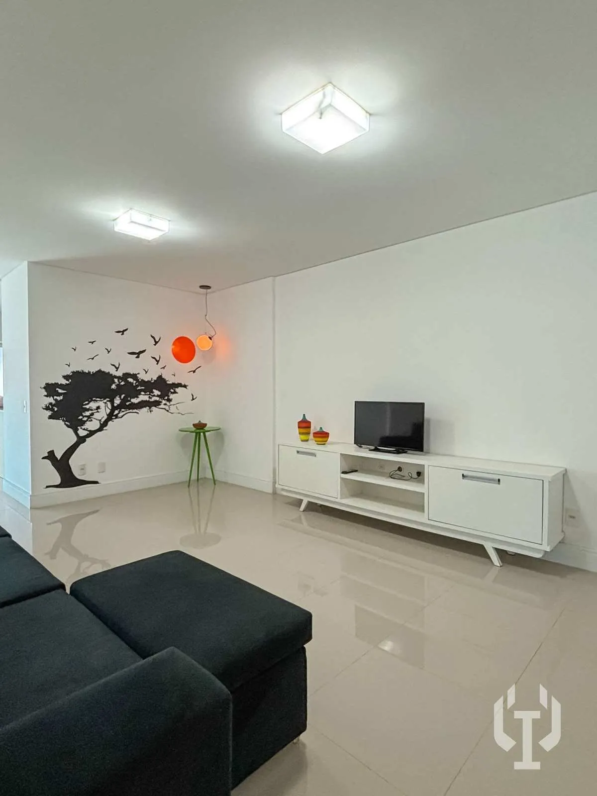 Imagem Apartamento com 3 dormitórios e 2 vagas de garagem em Meia Praia