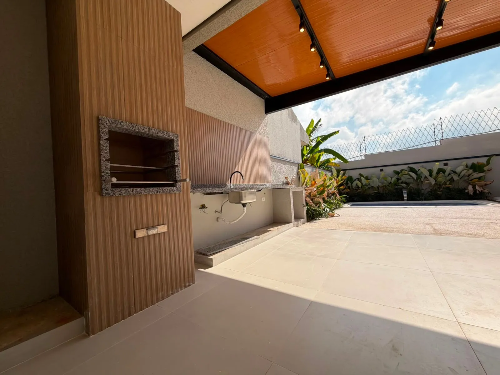 Imagem Casa à Venda, com 3 dormitórios, suíte master com closet, piscina, área gourmet e 147 m², no Golden Park II
