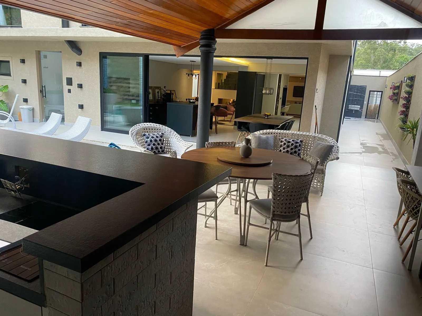 Imagem Casa de Alto Padrão à Venda no Alphaville 01 em Barueri, 5 suítes, 530 m², piscina, sauna, sala de cinema e terreno de 631 m²