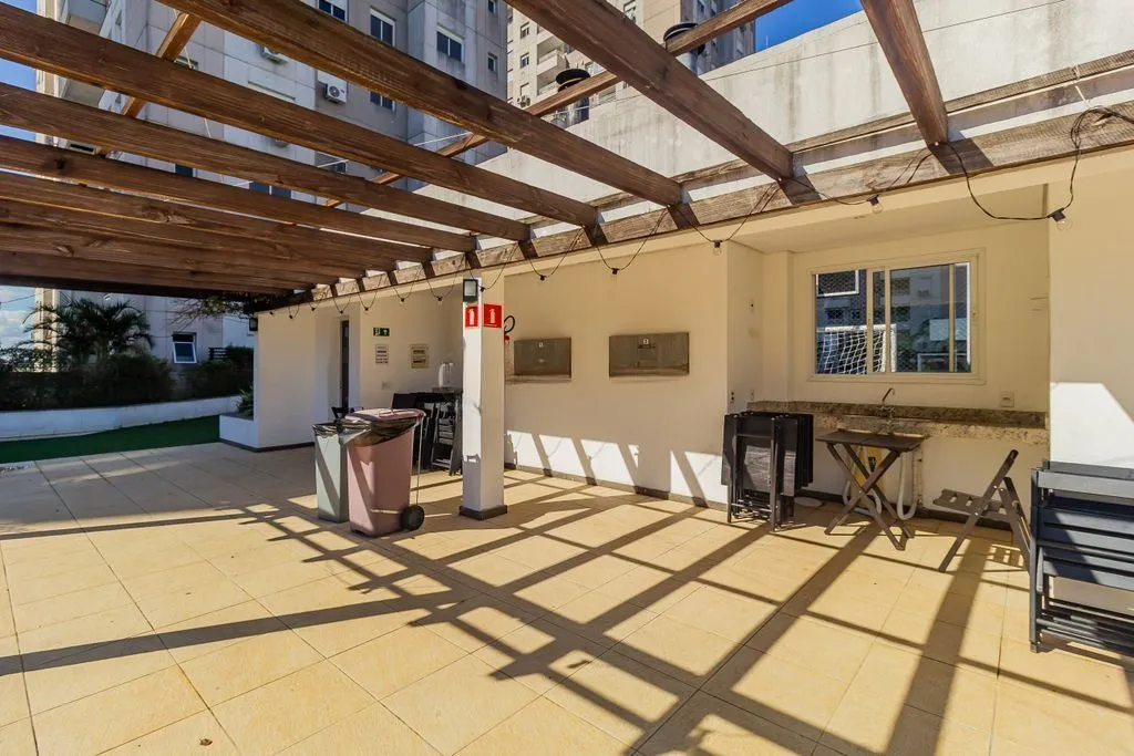 Imagem Apartamento de 3 dormitórios com living estendido, semi mobiliado, suíte e churrasqueira.